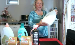 Andrée Nieuwjaer montre un bidon de lessive faite maison, le 27 novembre 2015 à Roubaix, dans le Nord