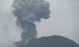Le volcan d’une hauteur de plus de 1.800 mètres dégage une colonne de cendres atteignant 6000 mètres. HANDOUT/ AFP 