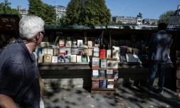 Le stand d'un bouquiniste, sur les quais de Seine, Ă Paris, le 2 septembre 2023
