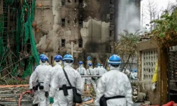 Photo diffusée par la police de Hong Kong le 1er décembre 2025 montrant des agents de l'Unité d'identification des victimes de catastrophes (DVIU) à l'œuvre après un incendie meurtrier dans le complexe résidentiel Wang Fuk Court, à Hong Kong ( Police Hong Kong / - )