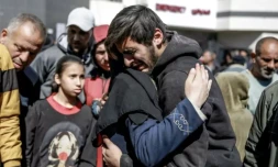 Des gens pleurent la mort de proches tués lors d'une distribution d'aide qui a tourné au chaos avec des tirs israéliens et une bousculade selon les sources, le 29 février 2024 ( AFP / - )