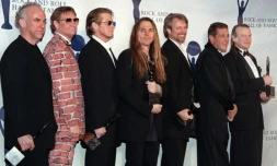 Randy Meisner (d) et les autres membres des Eagles avaient été intronisés au Rock & Roll Hall of Fame en 1998 ( JON LEVY / AFP/Archives )