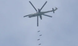 Un hélicoptère de l'armée syrienne largue des bombes sur une zone rebelle présumée à Daraa, le 8 avril 2017 