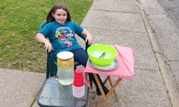 États-Unis : à 7 ans, elle récolte 15.000 dollars en vendant de la limonade pour sa mère décédée [?]