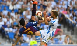 Le Barcelonais Luis Suarez tente un retourné contre la Real Sociedad d'Asier Illarramendi, le 15 septembre 2018 à San Sebastian