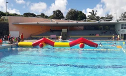  piscine de plateau caillou