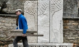 Un employé municipal passe devant le nouveau monument aux morts de Parigny-la-Rose, dans le centre de la France, le 9 novembre 2015