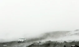 Jeudi 31 janvier 2008 - La route des laves noyée sous l'épais brouillard généré par la vapeur d'eau