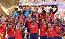 Le capitaine espagnol Rodri soulÚve le trophée de la Coupe du monde