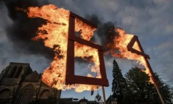 Les chiffres 64 en flamme devant la préfecture de la Sarthe après la décision du Conseil constitutionnel de valider l'essentiel de la réforme des retraites, le 14 avril 2023 au Mans ( AFP / JEAN-FRANCOIS MONIER )