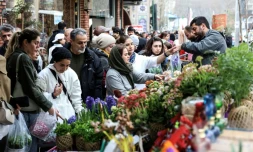 Des Iraniens achètent des fleurs au bazar Tajrish, dans le nord de Téhéran, le 19 mars 2026, à la veille de Norouz, le Nouvel An persan