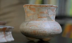 Un vase découvert dans en Amazonie équatorienne, conservé au musée Weilbauer-Porras de l'Université catholique de Quito, le 2 février 2024 ( AFP / Rodrigo BUENDIA )