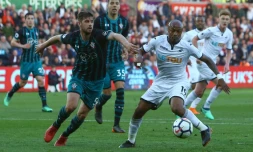 L'attaquant ghanéen de Swansea Andre Ayew (d) face au défenseur de Southampton Jack Stephens en match de Premier League, le 8 mai 2018 à Swansea au Pays de Galles 
