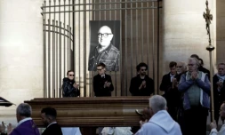 Le cercueil et un portrait de l'acteur Michel Blanc lors de ses obsèques à l'église Saint-Eustache, le 10 octobre 2024 à Paris ( AFP / STEPHANE DE SAKUTIN )