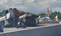 camion couché sur le flanc bouchon