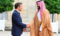 Le président français Emmanuel Macron accueille le prince héritier saoudien Mohammed ben Salmane, le 28 juillet 2022 à l'Elysée, à Paris