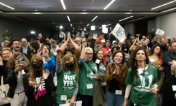 Des militants pro-IVG célèbrent l'inscription du droit à l'avortement dans la Constitution de l'Ohio, le 7 novembre 2023 à Colombus