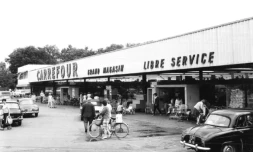 Le premier supermarché Carrefour à Sainte-GeneviÚve-des-Bois, au sud-ouest de Paris, en 1963 ( Carrefour / Handout )