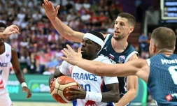 Inarrêtable, le meneur de jeu de l'équipe de France Sylvain Francisco résiste aux  Slovènes Edo Muric et Gregor Hrovat dans le groupe D de l'Euro à Katowice, le 30 août 2025 