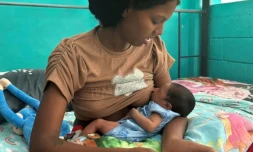 Eliana Garcia allaite son bĂ©bĂ© Gael Jesus, nĂ© Ă La Guaira au lendemain des sĂ©ismes du 24 juin, dans un centre d'hĂ©bergement de l'Ă©cole bolivarienne 10 de Marzo Ă MaiquetĂa, dans l'Ătat de La Guaira, le 7 juillet 2026 au Venezuela ( AFP / Paula RAMON )