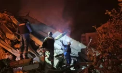 Des secouristes devant les décombres du site d'une frappe israélienne sur le village de Habbouch, dans le sud du Liban, le 10 avril 2026 ( AFP / Abbas FAKIH )