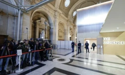 Des journalistes devant la salle d'audience du procès de l'assassinat de Samuel Paty à la cour d'assises spéciale de Paris, le 4 novembre 2024 ( AFP / STEPHANE DE SAKUTIN )