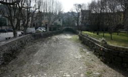 Le lit de l'Issole totalement à sec à Flassans-sur-Issole, dans le Var, le 21 février 2023 ( AFP / Nicolas TUCAT )