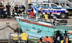 Un batreau de pêche ski lankais accoste au port de la Pointe des Galets