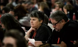 La patronne de la fédération CGT des fonctionnaires d'Etat Céline Verzeletti (C), le 27 mars 2023, à Cournon d'Auvergne ( AFP / JEFF PACHOUD )