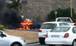 Une voiture en feu au rond-point