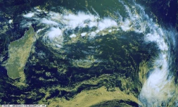 La perturbation tropicale (future Eleanor) suivie de près par Météo France
