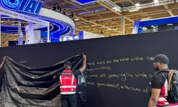 Les stands d’entreprises israéliennes ont été bâchés et leur accès rendu impossible aux visiteurs du salon aéronautique du Bourget. © Crédit photo : MATHIEU RABECHAULT / AFP 
