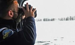 Un gendarme maritime recherche des migrants tentant de traverser la Manche, le 12 août 2021