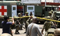 Des militaires transportent des victimes d'un double attentat, le 24 août 2020 sur l'ßle de Jolo, aux Philippines