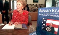 L'ancienne "First Lady" Nancy Reagan dédicace un livre de son mari, l'ancien président des Etats-Unis Ronald Reagan, le 17 mai 1995 à Simi Valley, en Californie
