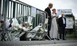 Des Ă©lĂšves rendent hommage, le 15 aoĂ»t 2023 Ă Livarot (Calvados), Ă StĂ©phane Vitel, leur ancien professeur, devenu principal d'un collĂšge de Lisieux, oĂč celui-ci a Ă©tĂ© retrouvĂ© mort quatre jours aupravant ( AFP / LOU BENOIST )