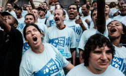 Des sans-abris en concert sur les escaliers extérieurs de l'imposant Teatro Municipal, le 22 juillet 2016 à Rio
