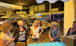 Saint-Gilles : la présidente du syndicat des marchés de France de passage au marché nocturne 