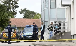 Des gendarmes devant un immeuble oĂč une fillette de cinq ans a Ă©tĂ© retrouvĂ©e morte, le 26avril 2023 Ă Rambervillers, dans les Vosges ( AFP / Jean-Christophe Verhaegen )