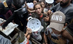 Des enfants se pressent à une distribution de repas chauds à Nousseirat, dans le centre de la bande de Gaza, le 4 juin 2025 ( AFP / Eyad BABA )