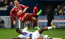  Presnel Kimpembe ne recevra aucun carton pour ce tacle appuyé lors de PSG-Brest en Ligue 1, le 10 septembre 2022.