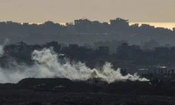 De la fumée s'élève après des explosions dans la bande de Gaza, vue depuis le sud d'Israël, le 6 mai 2025 ( AFP / Jack GUEZ )