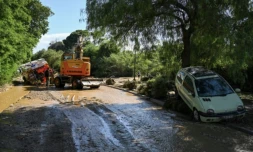 Un camion de pompier embourbé dans le village de Cavalière, au Lavandou, dans le Var, après des inondations dues à de violentes précipitations, le 20 mai 2025 ( AFP / Christophe Simon )