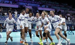  L’équipe de France de handball communiant avec le public du stade Pierre-Mauroy, à Villeneuve-d’Ascq, après sa qualification en finale olympique, le 8 août 2024.