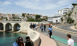 La route de la Corniche au niveau de l'Anse de la Fausse Monnaie dans le quartier d'Endoume Ă Marseille le 23 mai 2021