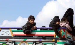 Des femmes et enfants ayant quitté le dernier réduit du groupe Etat islamique (EI) en Syrie sont transportés en camion vers un camp de déplacés, le 22 février 2019
