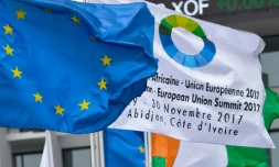 drapeau européen et celui annonçant le cinquième sommet Union européenne (UE) - Union africaine (UA), le 27 novembre à Abidjan