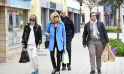 MichĂšle dite "Mimi" Marchand (Ă gauche) et Brigitte Macron au Touquet le 22 avril 2017 ( AFP / Eric Feferberg )
