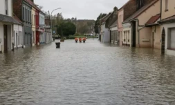 Des employés municipaux dans une rue inondée de Neuvile-sous-Montreuil, le 13 novembre 2023 dans le Pas-de-Calais ( AFP / DENIS CHARLET )