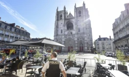 Un policier devant la cathédrale Saint-Pierre-et-Saint-Paul de Nantes touchée par un incendie, le 19 juillet 2020